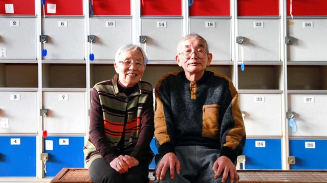 朝日湯を経営してきた奥谷元さん、隆子さん夫妻＝神戸市中央区旗塚通３