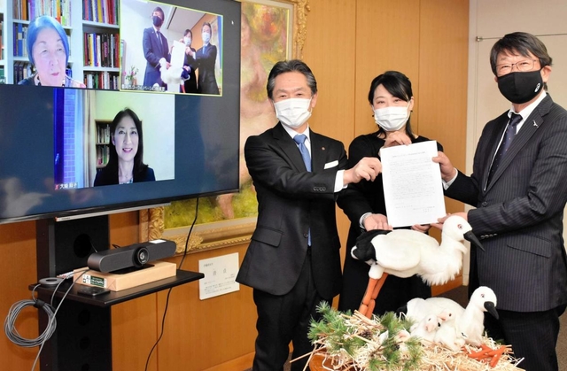 ジェンダーギャップ解消に向けた提言書を受け取る中貝宗治市長（右）＝豊岡市役所
