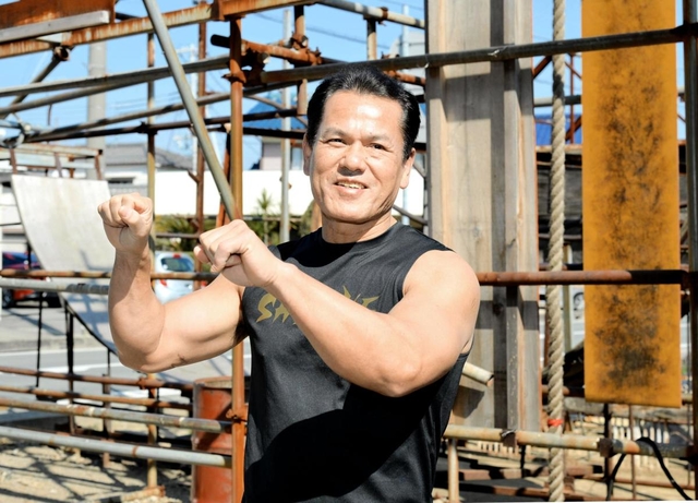 東播磨高校の野球部時代を振り返り、甲子園初出場の後輩たちにエールを送る山田勝己さん＝兵庫県播磨町（撮影・笠原次郎）