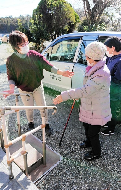 デイサービス運営で多忙な日々を送る大井千加子さん（左）。震災の悲しみを越え、生きる力を得る場だ＝福島県南相馬市（本人提供）