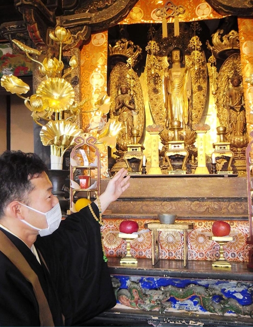 浄運寺の本尊として安置されている阿弥陀如来像（中央）＝たつの市御津町室津