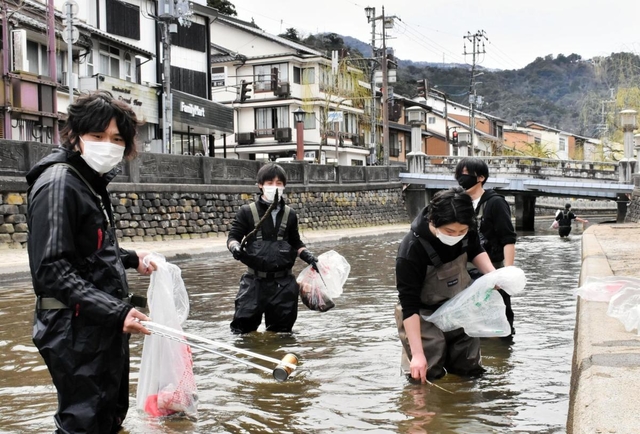 大谿川を掃除するメンバー＝豊岡市城崎町湯島