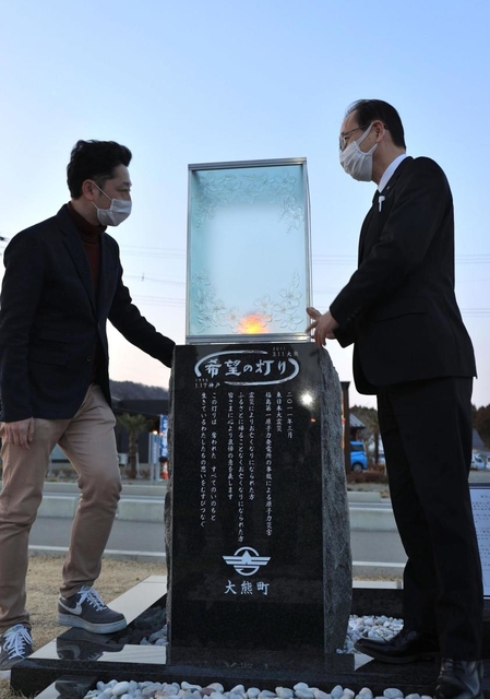 「住民と故郷をつなぐ場に」という思いを込めて設置された追悼の碑「希望の灯り」＝１１日夕、福島県大熊町（撮影・小林良多）