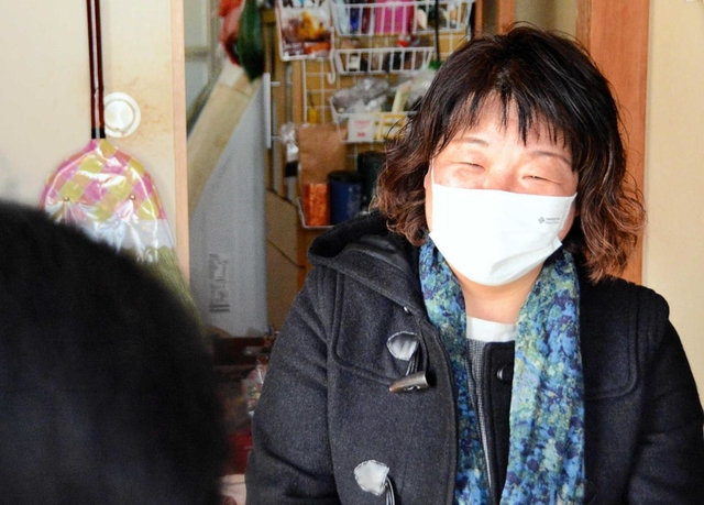 自主避難者宅で話に耳を傾ける澤田和恵さん＝神戸市内