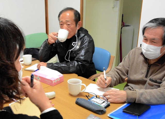 「イロイロ」の定期会合に参加する牧秀一さん（中央）＝大阪府茨木市