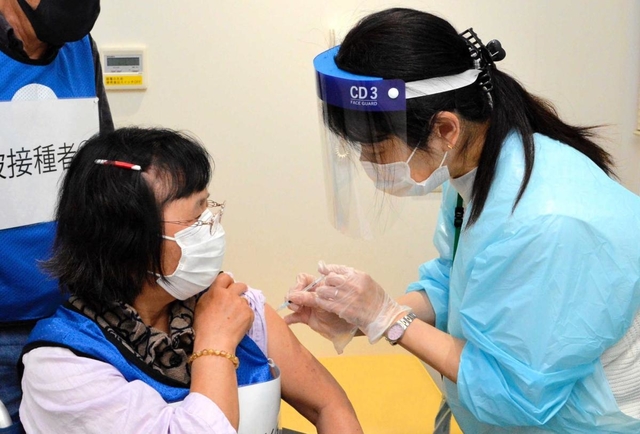 コロナワクチンの接種方法を確認する模擬訓練＝２月２２日、伊丹市昆陽池２、阪神北広域こども急病センター