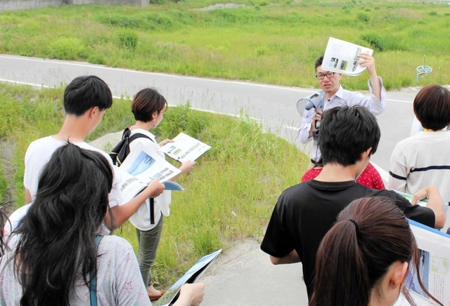 前川直哉さんが福島大学の授業「むらの大学」で取り組む被災地フィールドワーク＝福島県南相馬市（前川直哉さん提供）