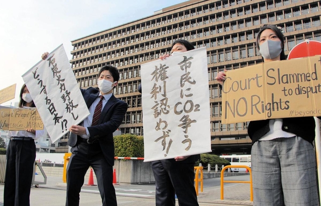 神戸製鋼所の石炭火力発電所増設を巡る訴訟で、大阪地裁の判決後に抗議の意思を表明する原告住民と弁護士たち＝15日午後４時３分、大阪府大阪市北区西天満２