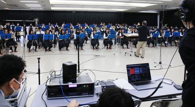 応援曲の録音に臨む尼崎市立尼崎高校吹奏楽部の生徒＝１５日午後、尼崎市上ノ島町１（撮影・斎藤雅志）