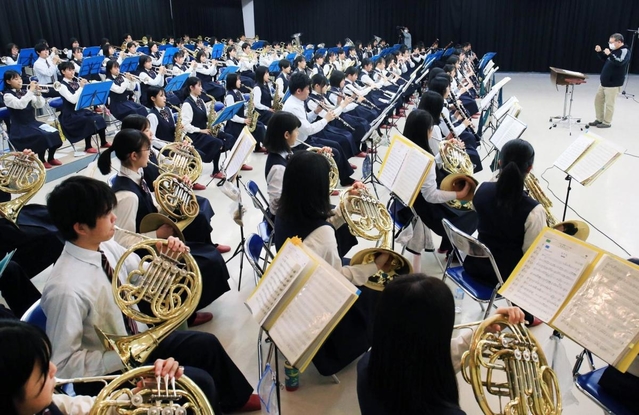 応援曲の録音に臨む尼崎市立尼崎高校吹奏楽部の生徒＝１５日午後、尼崎市上ノ島町１（撮影・斎藤雅志）