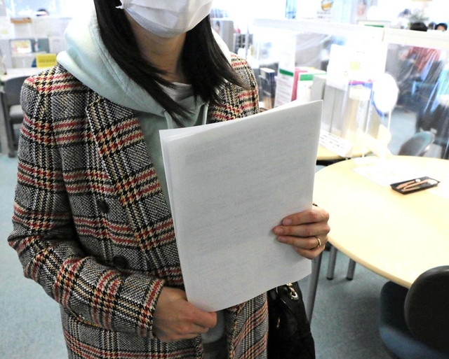 卒業間近の３月に入っても就職先が決まらず、ハローワークで求人票を受け取った女子学生＝神戸市中央区東川崎町１