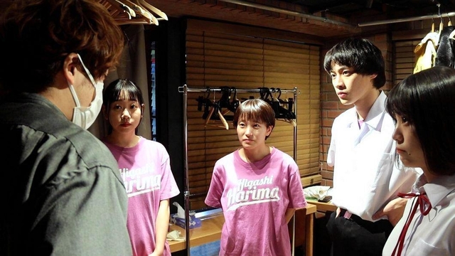 上演を前に演出した奥村徹也さん（左端）の話を聞く大西史華さん（左から３人目）ら出演者