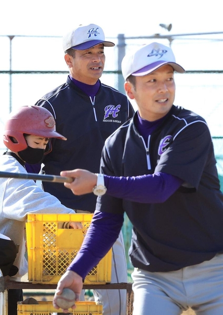 松本直樹副部長（右手前）を後進として育てる、東播磨の福村順一監督＝兵庫県稲美町中一色（撮影・吉田敦史）