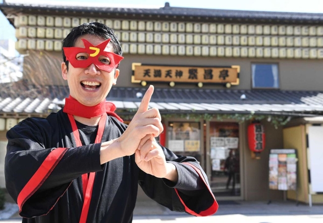 落語を解説する忍者「ラクゴニンジャ」の装いをした桂福丸さん。口癖は「落語があれば、だいじょうぶ！」＝大阪市北区、天満天神繁昌亭（撮影・坂井萌香）