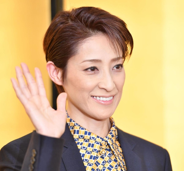 晴れやかな表情で会見にのぞんだ轟悠＝大阪市北区