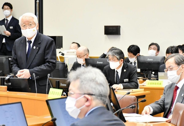 兵庫県の新型コロナウイルス感染症対策本部会議で発言する井戸敏三知事＝18日午後、神戸市中央区、県災害対策センター
