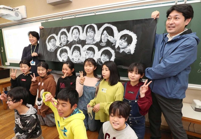 ２４日の卒業を前に、６年生９人に似顔絵を贈った画家の藤井知秋さん（右端）＝神戸市西区押部谷町高和、市立高和小学校