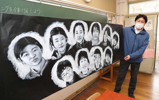 ２４日の卒業を前に、６年生９人に似顔絵を贈った画家の藤井知秋さん＝神戸市西区押部谷町高和、市立高和小学校