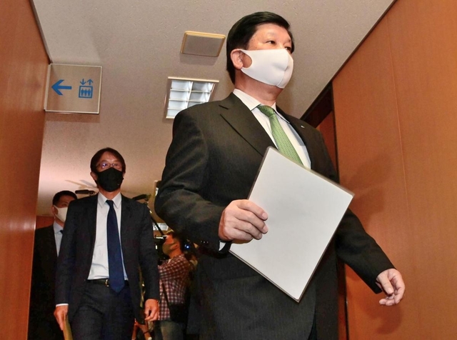 藤本百男幹事長に退団届を提出した兵庫県議会・自民党の石川憲幸議員（右）ら＝２４日午後、神戸市中央区（撮影・秋山亮太）