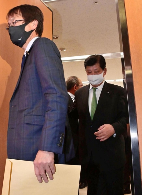 藤本百男幹事長に退団届を提出した兵庫県議会・自民党の石川憲幸議員（右）ら＝２４日午後、神戸市中央区（撮影・秋山亮太）