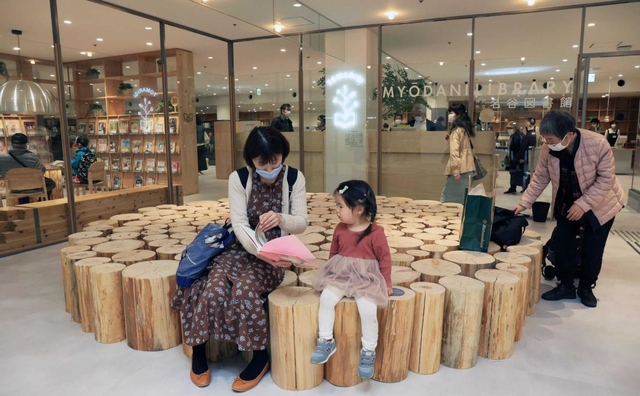 六甲山の木材を使った丸太ベンチ。内装は温かみのある雰囲気に＝２４日午前、神戸市須磨区、大丸須磨店（撮影・吉田敦史）