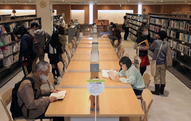 最終的な蔵書数は約７万冊。児童書や専門書も充実している＝２４日午前、神戸市須磨区、大丸須磨店（撮影・吉田敦史）