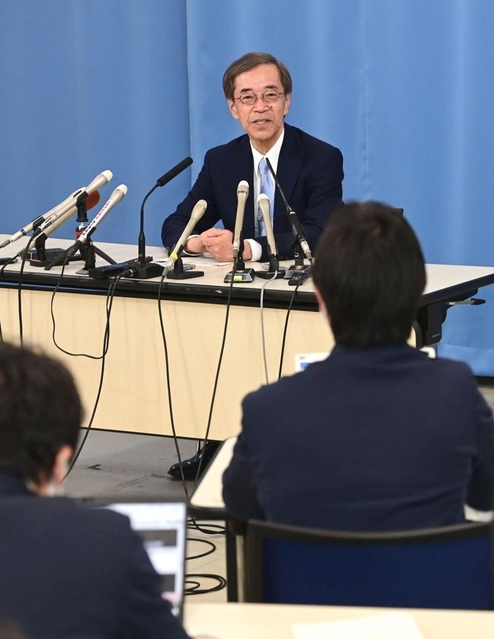 兵庫県知事選への立候補を表明し、会見で思いを語る金沢和夫氏＝２４日午後４時半、兵庫県庁（撮影・秋山亮太）
