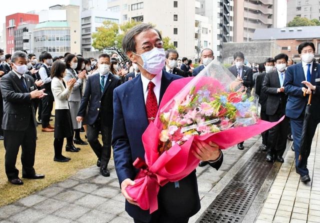 花束を手に大きな拍手で送り出される金沢和夫氏＝兵庫県庁