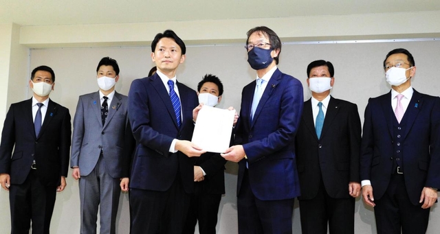 自民党県議団から離脱したグループの内藤兵衛県議から立候補要請書を受け取る斎藤元彦氏（中央左）＝２５日午後６時１分、神戸市中央区下山手通４、兵庫県民会館（撮影・鈴木雅之）