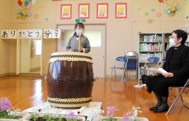 休校式で集落に伝わる祭り太鼓の演奏を披露した松上華渚さん＝香美町香住区余部