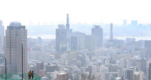 白くかすむ神戸市内の市街地＝２６日午前、神戸市中央区、諏訪山公園内のビーナステラスから