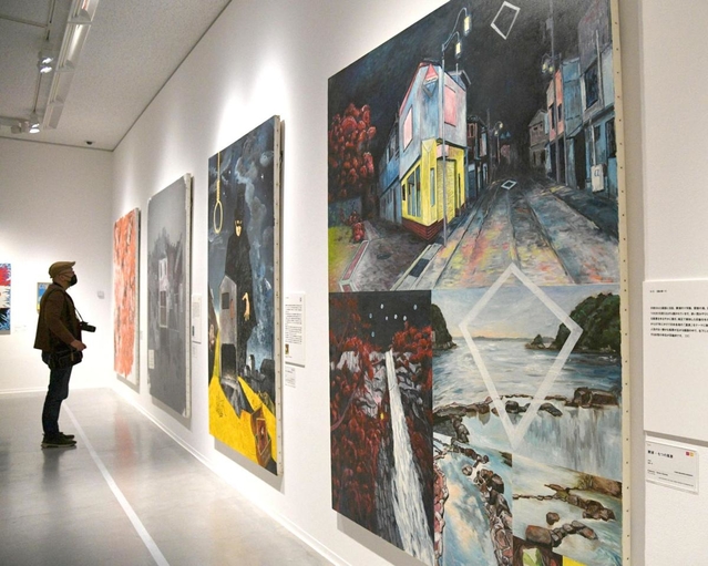 学芸員のイチ推し作品が並ぶ会場＝横尾忠則現代美術館（撮影・坂井萌香）