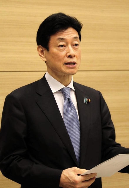 神戸市内の視察後、取材に応じる西村康稔経済再生担当相＝神戸市中央区港島南町２