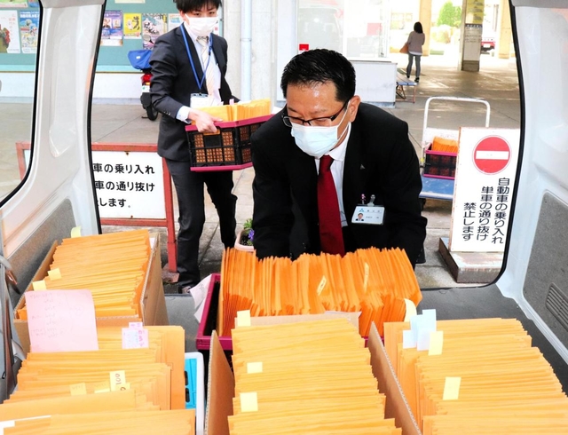 養父市では高齢者向けに新型コロナウイルスのワクチン接種券発送が始まった＝２９日午前、養父市八鹿町、八鹿文化会館