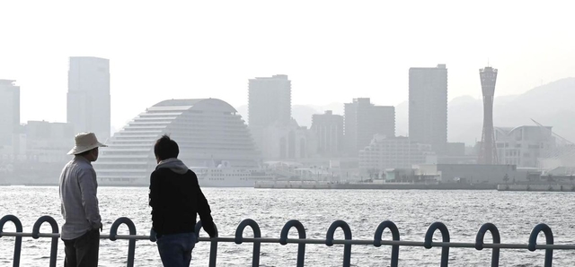 黄砂でかすんで見える神戸の市街地＝２９日午後、神戸市中央区港島２、ポートアイランド北公園から（撮影・坂井萌香）