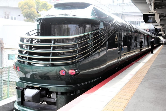 運行再開を待つ「トワイライトエクスプレス瑞風（みずかぜ）」＝ＪＲ新大阪駅