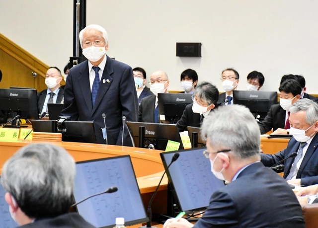 新型コロナウイルス感染症対策本部会議の冒頭であいさつする兵庫県の井戸敏三知事＝２９日午後、神戸市中央区、県災害対策センター