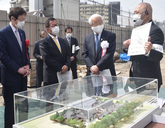 起工式後、現場を見学する井戸敏三知事（右から２人目）ら＝神戸市兵庫区中之島２