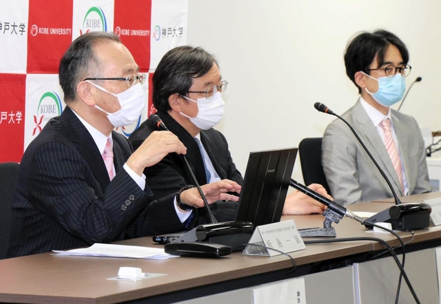 新生児対象の難病の検査開始を発表する（左から）神戸大大学院の飯島一誠教授、兵庫医科大の竹島泰弘主任教授、神戸大大学院の粟野宏之准教授＝３０日午後、神戸市中央区楠町７
