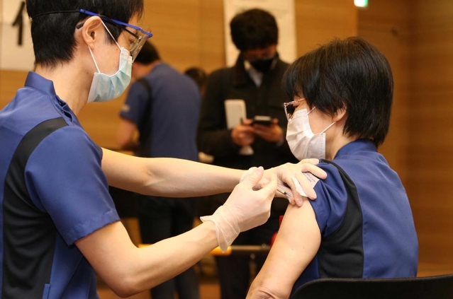 新型コロナワクチンの接種を行った医療従事者＝神戸市内