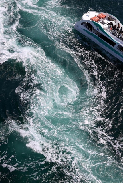 観潮船の間近に現れる渦潮＝鳴門海峡（許可を得て大鳴門橋管理用通路より撮影）