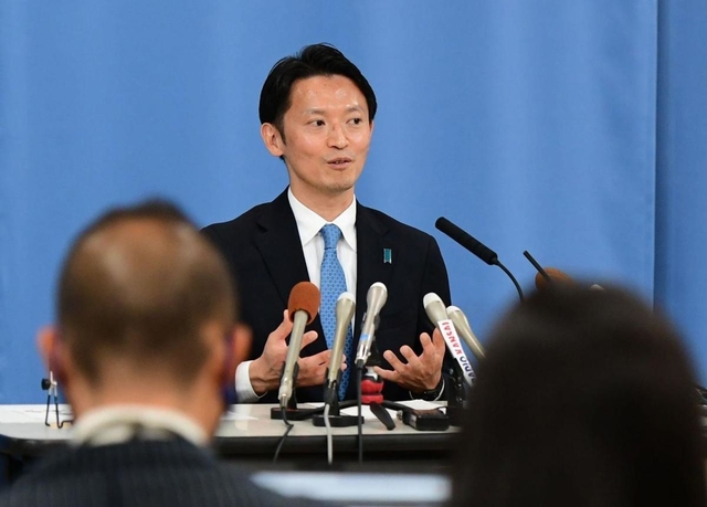７月１日告示の兵庫県知事選に立候補表明する前大阪府財政課長の斎藤元彦氏＝３１日午後、神戸市中央区下山手通５、兵庫県庁（撮影・中西幸大）