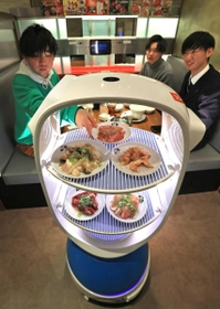 客の座席まで料理を届ける配膳ロボット＝明石市東仲ノ町、「焼肉の和民」明石駅前店