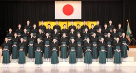 晴れやかな表情で卒業式に臨んだ１０７期生＝宝塚市武庫川町（宝塚音楽学校提供）