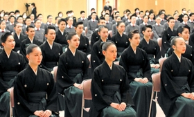 晴れやかな表情で卒業式に臨んだ１０７期生＝宝塚市武庫川町（宝塚音楽学校提供）