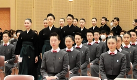 晴れやかな表情で卒業式に臨んだ１０７期生＝宝塚市武庫川町（宝塚音楽学校提供）