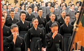 卒業式で感極まった表情を見せる１０７期生＝３日午前、宝塚市武庫川町（宝塚音楽学校提供）
