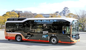 神姫バスが西日本で初めて導入する燃料電池バス＝３日午前、姫路市本町（撮影・大山伸一郎）