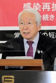 飲食店の時短営業継続の方針を示唆した井戸敏三知事＝３日午後、兵庫県庁