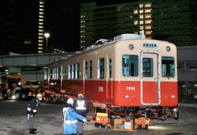 トレーラーで団地の敷地に運び込まれた「赤胴車」＝４日未明、西宮市高須町２（撮影・斎藤雅志）